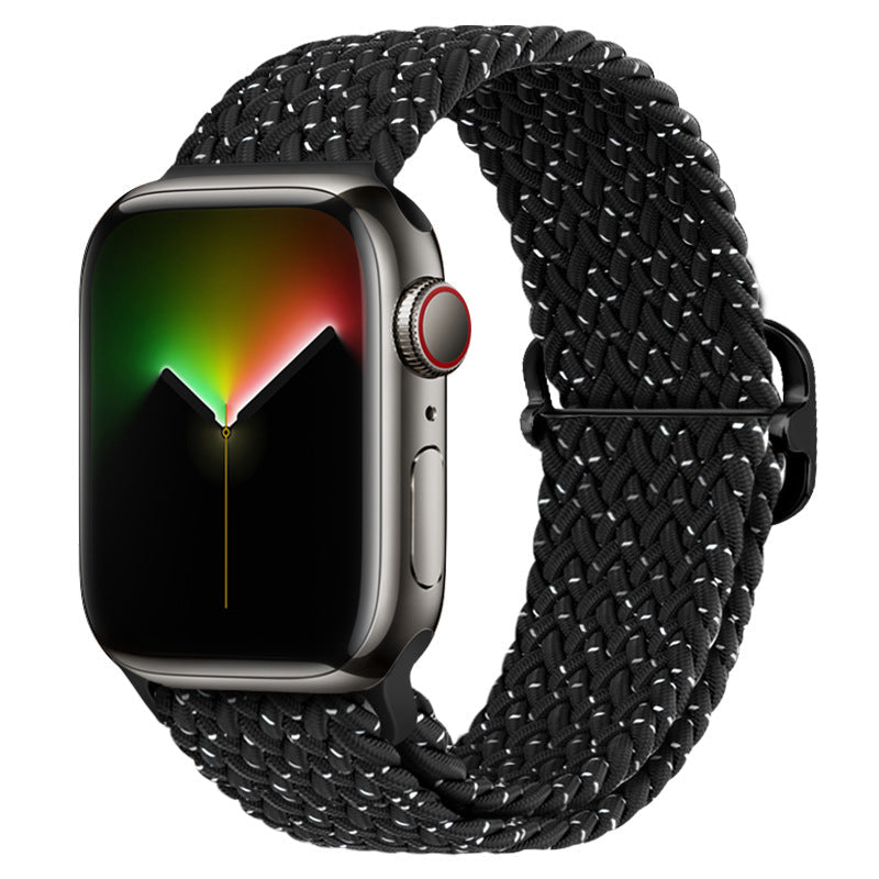 Watchify klokkereim for Apple Watch. En nydelig, komfortabel og elastisk klokkereim med en spenne som ikke er ubehagelig mot huden. Passer Apple Watch series 1/2/3/4/5/6/7. Starlight 2 modell 2 strikket med sort spenne