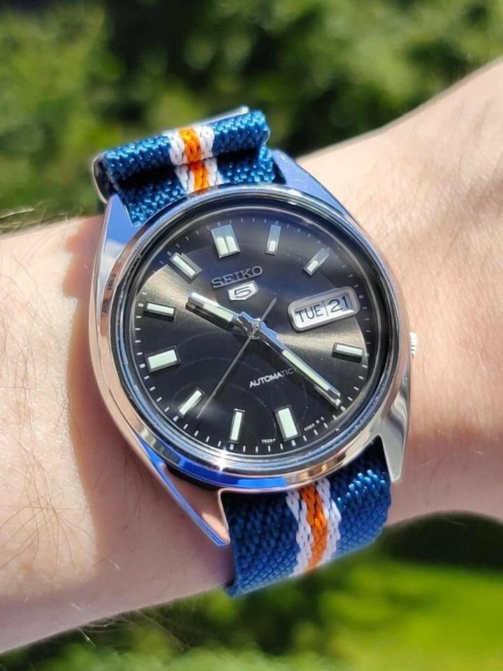 Natoreim i klassiske farger som virkelig spiller i kontrast med denne klokken fra seiko