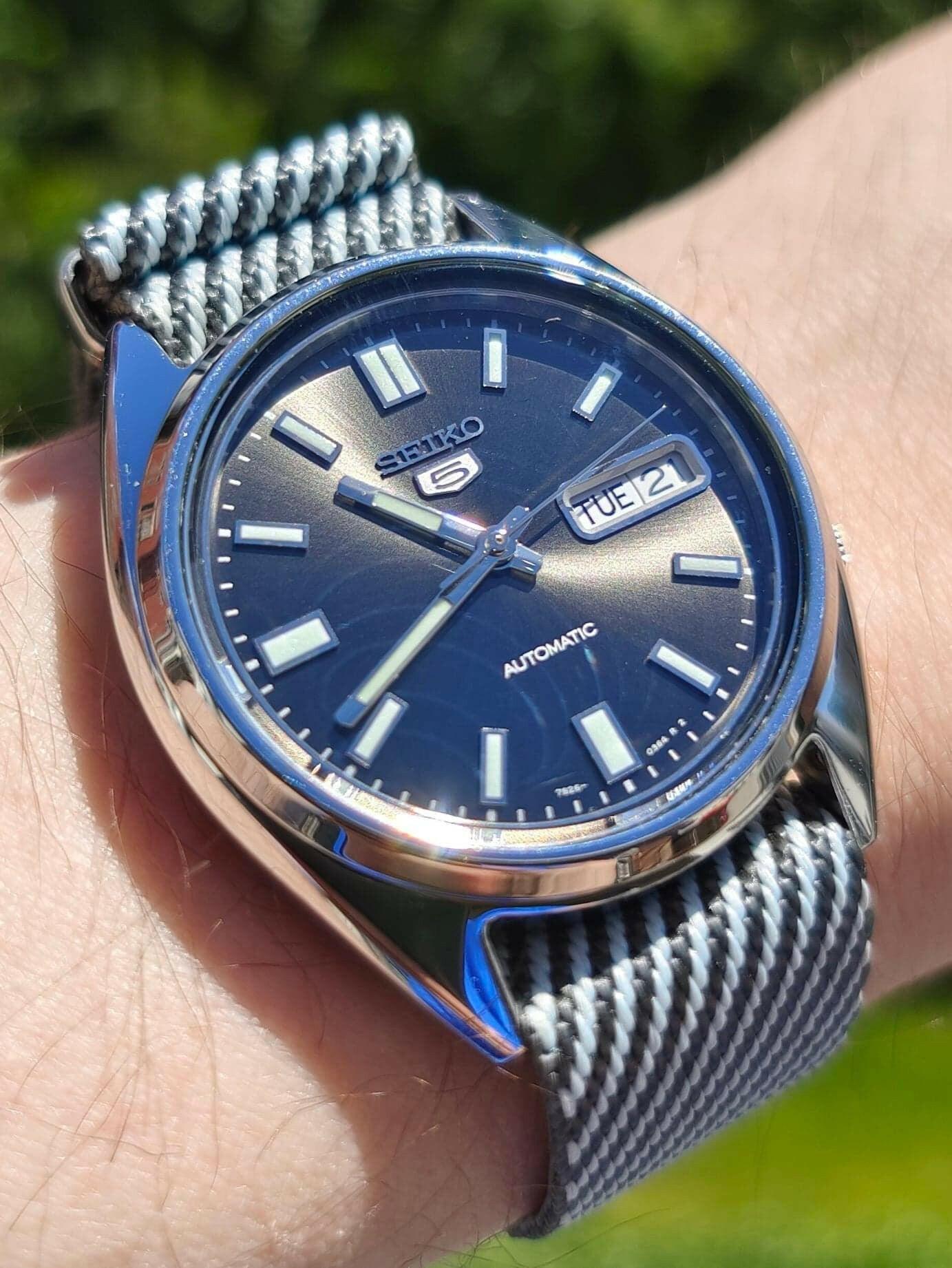 Vår grå og hvite nato strap på en seiko 5