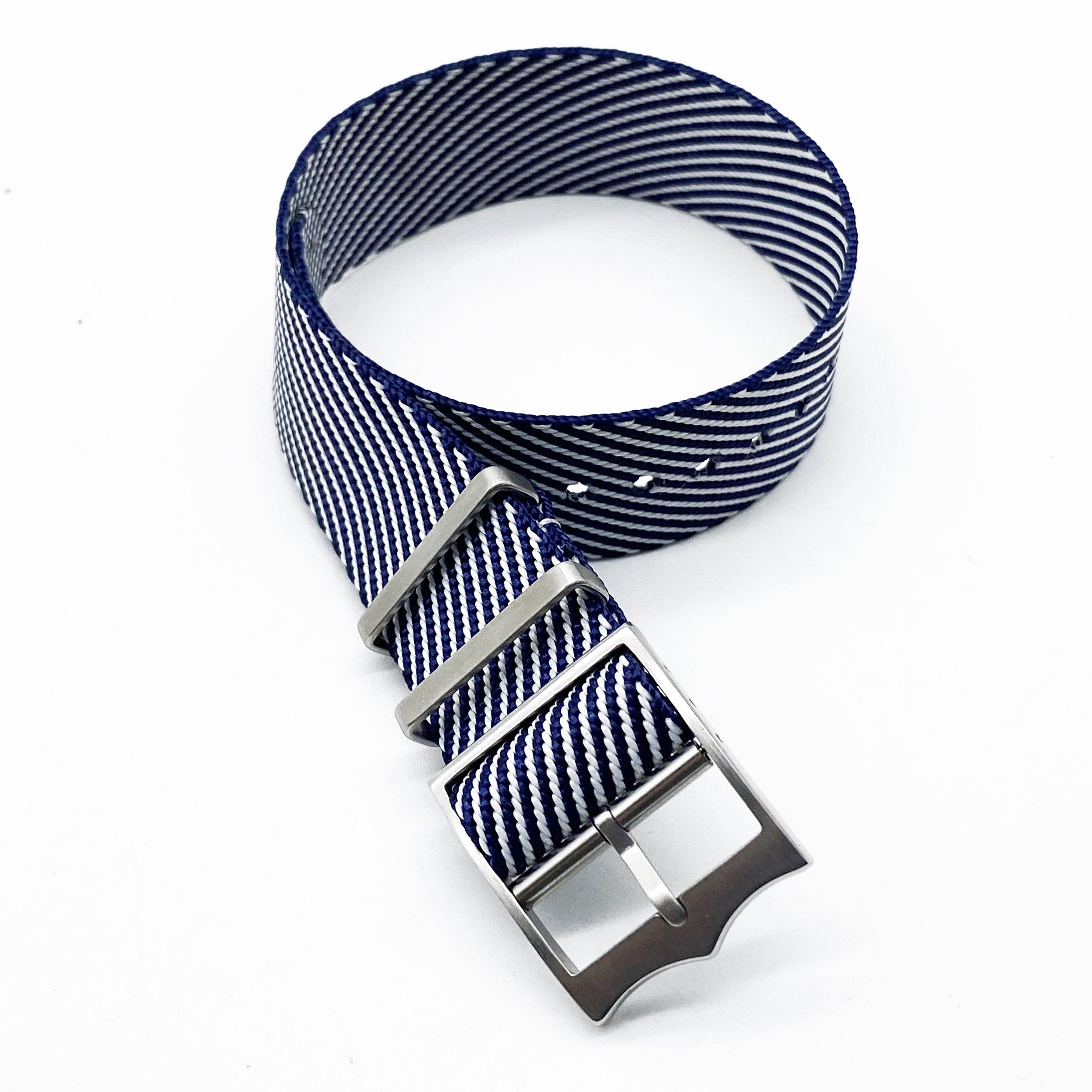 Våre nato straps løfter utseendet til enhver klokke. Fåes i 20mm og 22mm.