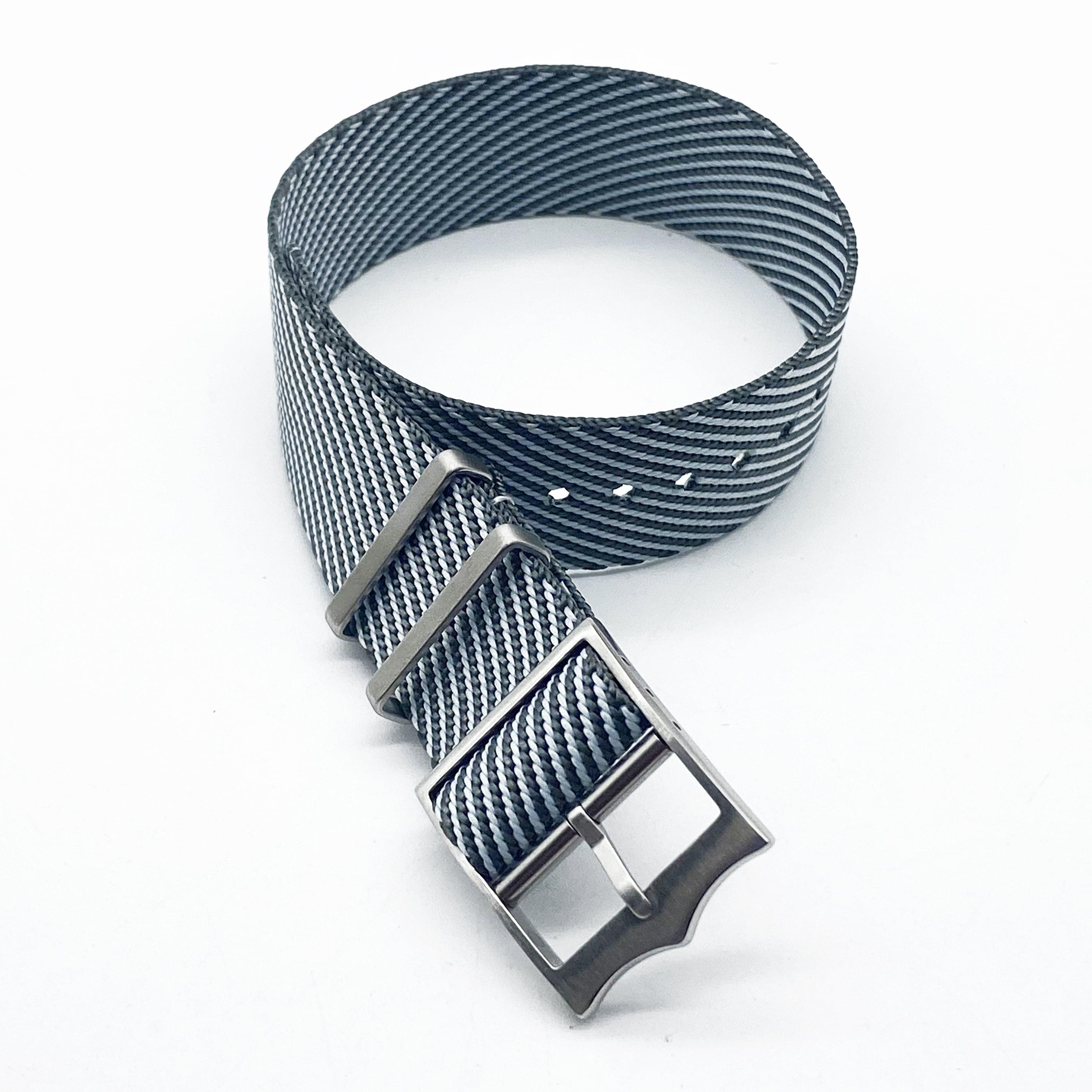 Våre nato straps løfter utseendet til enhver klokke. Fåes i 20mm og 22mm.